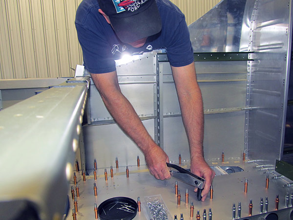 Attaching Baggage Bin Floors To Fuselage