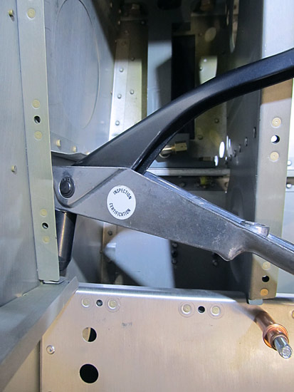 Attaching Baggage Bin Floors To Fuselage